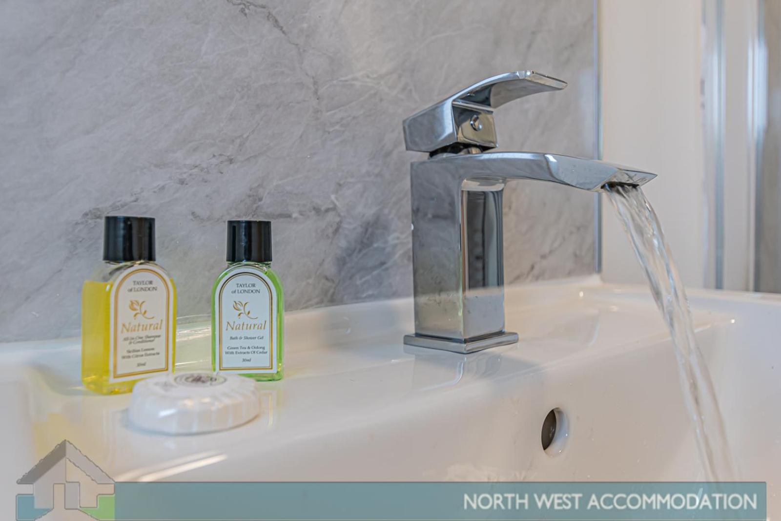 Wellfield Serviced Accommodation Warrington Eksteriør bilde